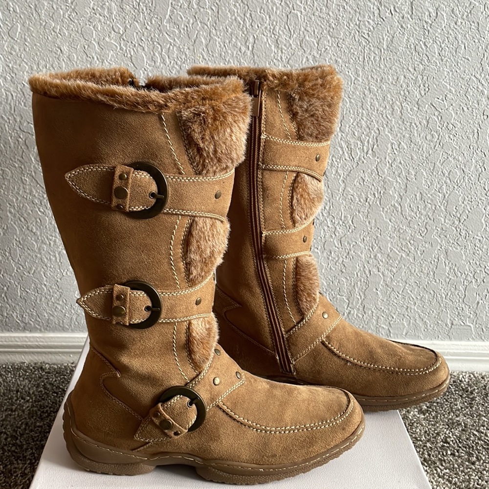 Size 9 Traffic boots with buckles - Picture 2 of 6